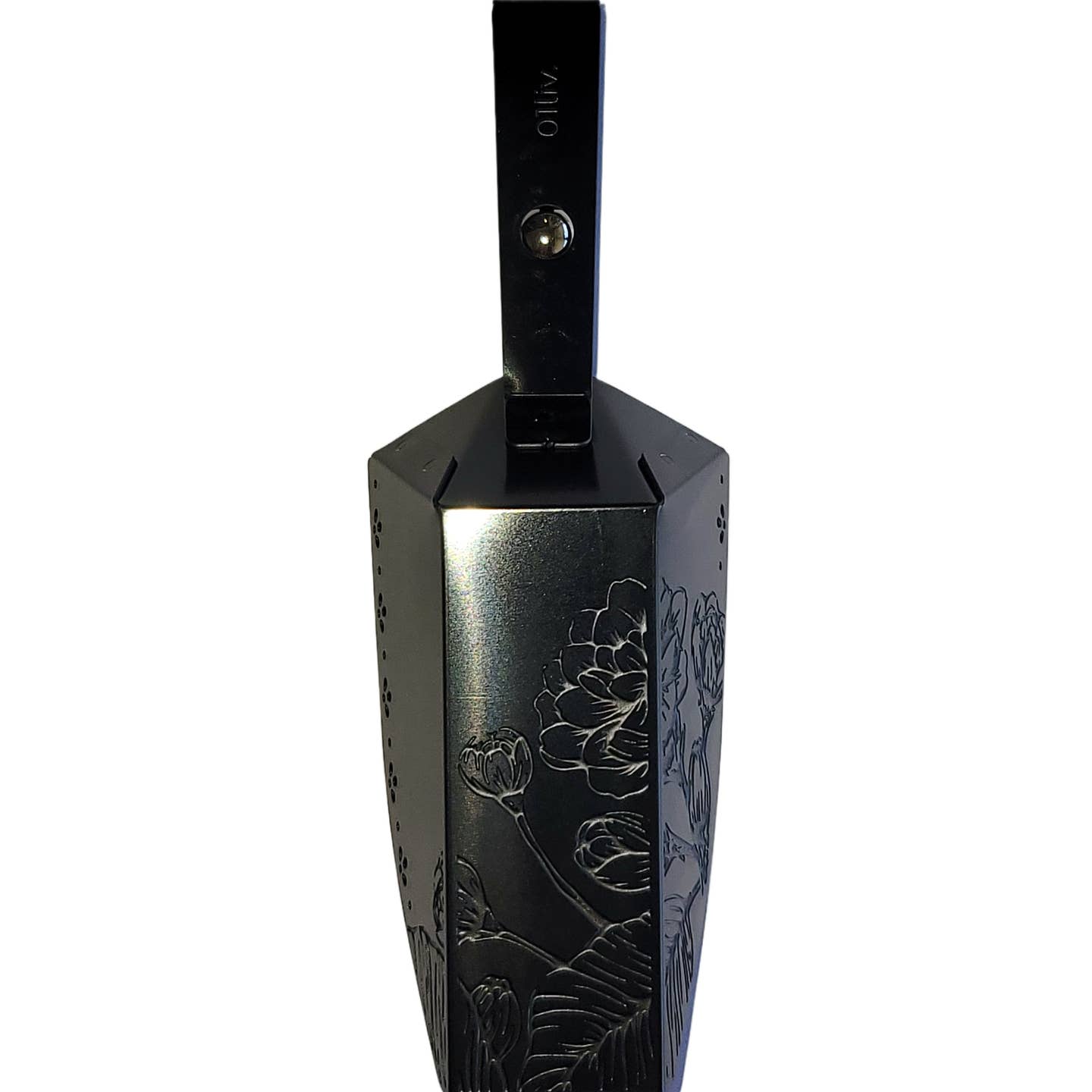 Magnetic Magic-Scoop™ in Black with integrated magnet and decorative detailing, designed for consistent loose-leaf tea measuring and easy storage on tea canisters.